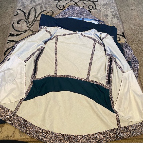 Lululemon Runaway Jacket - size 8 - Picture 10 of 13